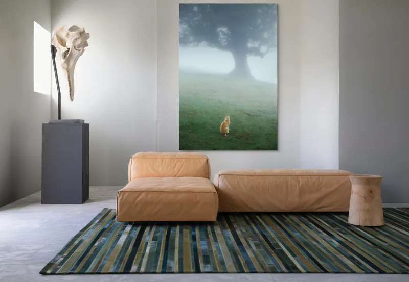 Tablou Canvas, "Pisica în fața copacului în ceață", Mister, Singurătate, Pisică, Copac, Ceață, Tranquilitate, Peisaj, Verde, Atmosferic, Contemplare, 100 x 150 cm – poza 7