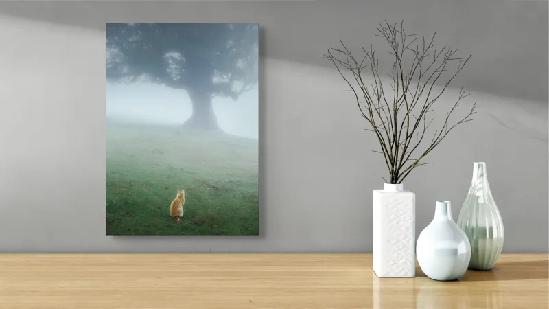Tablou Canvas, "Pisica în fața copacului în ceață", Mister, Singurătate, Pisică, Copac, Ceață, Tranquilitate, Peisaj, Verde, Atmosferic, Contemplare, 39 x 54 cm – poza 4