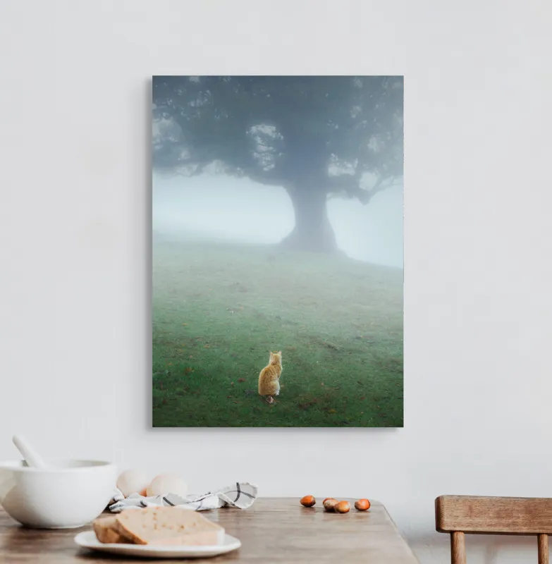 Tablou Canvas, "Pisica în fața copacului în ceață", Mister, Singurătate, Pisică, Copac, Ceață, Tranquilitate, Peisaj, Verde, Atmosferic, Contemplare, 50 x 70 cm – poza 3
