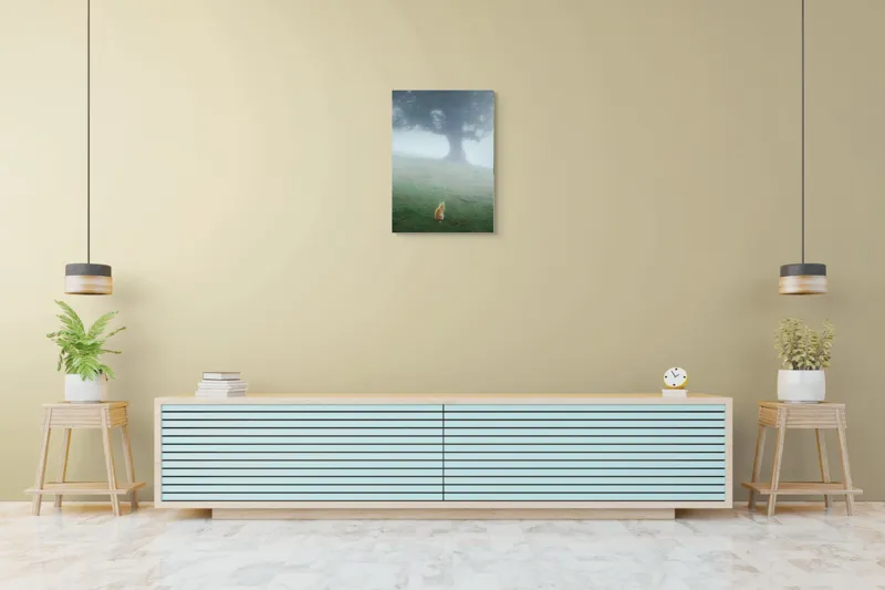 Tablou Canvas, "Pisica în fața copacului în ceață", Mister, Singurătate, Pisică, Copac, Ceață, Tranquilitate, Peisaj, Verde, Atmosferic, Contemplare, 50 x 70 cm – poza 6