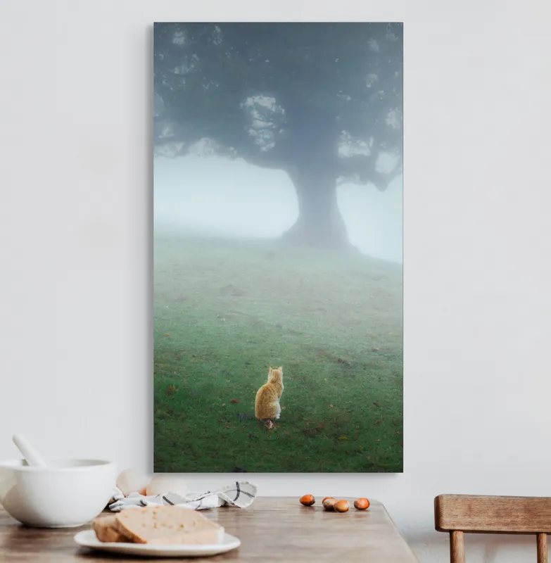 Tablou Canvas, "Pisica în fața copacului în ceață", Mister, Singurătate, Pisică, Copac, Ceață, Tranquilitate, Peisaj, Verde, Atmosferic, Contemplare, 50 x 90 cm – poza 3