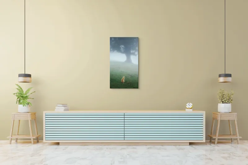 Tablou Canvas, "Pisica în fața copacului în ceață", Mister, Singurătate, Pisică, Copac, Ceață, Tranquilitate, Peisaj, Verde, Atmosferic, Contemplare, 50 x 90 cm – poza 6