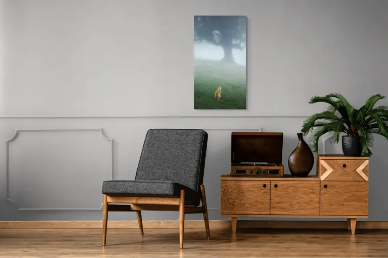 Tablou Canvas, "Pisica în fața copacului în ceață", Mister, Singurătate, Pisică, Copac, Ceață, Tranquilitate, Peisaj, Verde, Atmosferic, Contemplare, 50 x 90 cm – poza 8