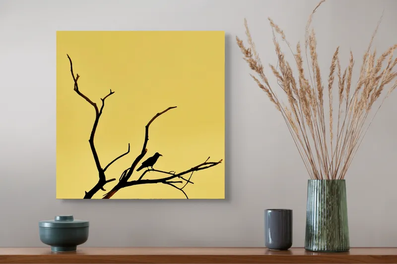 Tablou Canvas, "Corbul solitar pe ramură uscată", Negru, Ramură, Siluetă, Păsăre, Cer, Galben, Contrast, Minimalism, Natură, Apus, 50 x 50 cm – poza 4