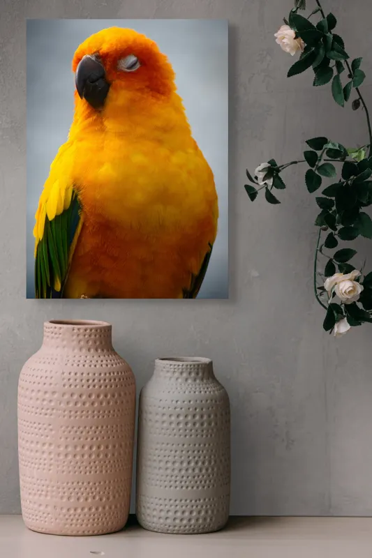 Tablou Canvas, "Papagalul auriu visând sub cerul înnorat", Papagal, Culoare, Penaj, Odihnă, Frumusețe, Natură, Păsări, Delicatețe, 39 x 54 cm – poza 6
