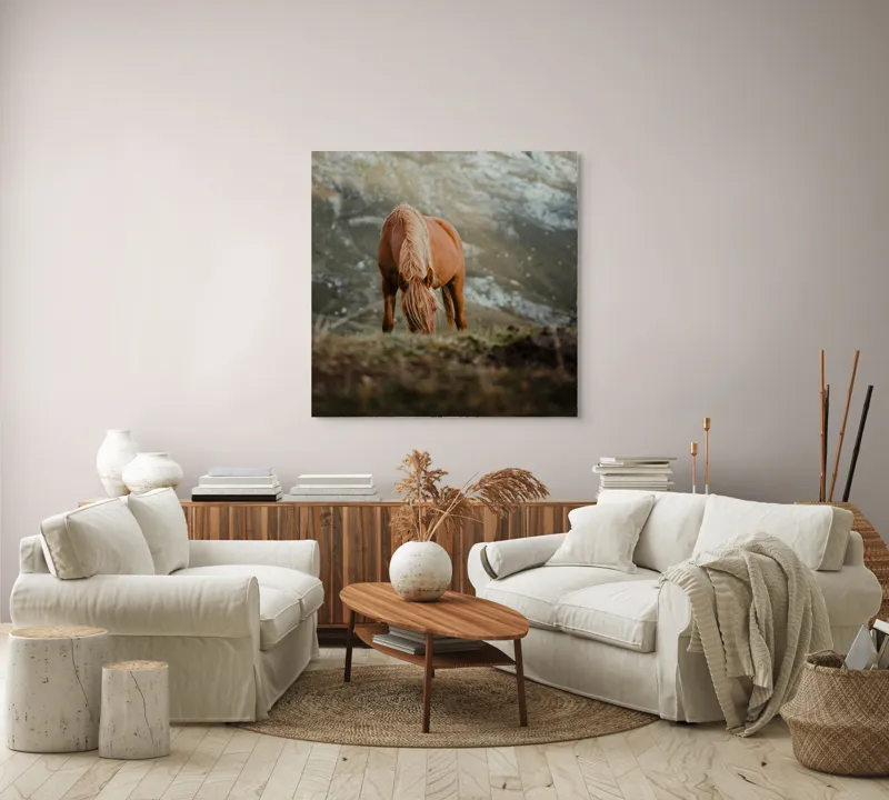 Tablou Canvas, "Cal pășunând pe munte liniștit", Cal, Natură, Peisaj, Munte, Iarbă, Liniște, Cer, Păr, Blană, 100 x 100 cm – poza 3