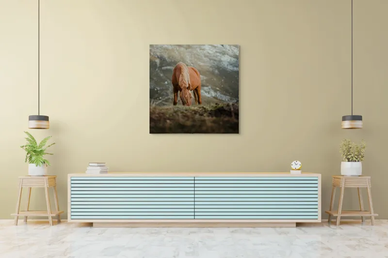 Tablou Canvas, "Cal pășunând pe munte liniștit", Cal, Natură, Peisaj, Munte, Iarbă, Liniște, Cer, Păr, Blană, 100 x 100 cm – poza 5