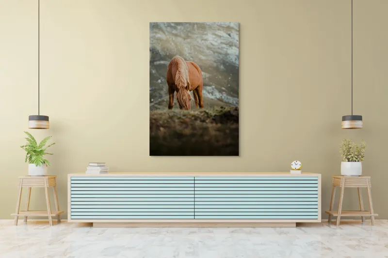 Tablou Canvas, "Cal pășunând pe munte liniștit", Cal, Natură, Peisaj, Munte, Iarbă, Liniște, Cer, Păr, Blană, 100 x 150 cm – poza 4