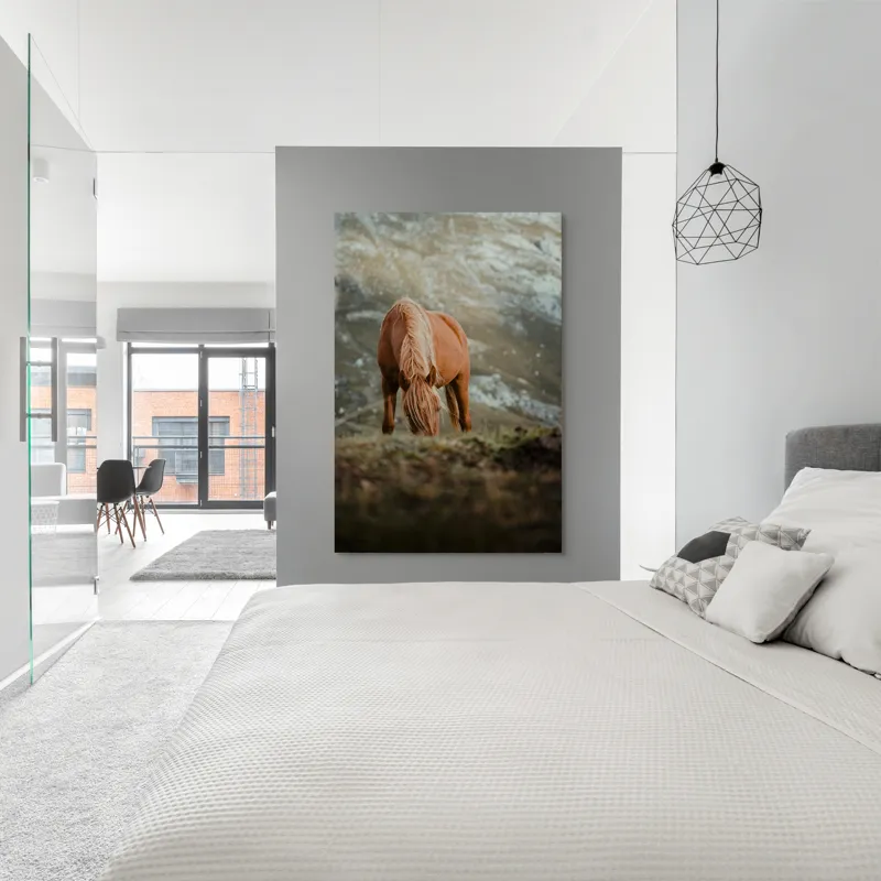 Tablou Canvas, "Cal pășunând pe munte liniștit", Cal, Natură, Peisaj, Munte, Iarbă, Liniște, Cer, Păr, Blană, 100 x 150 cm – poza 5