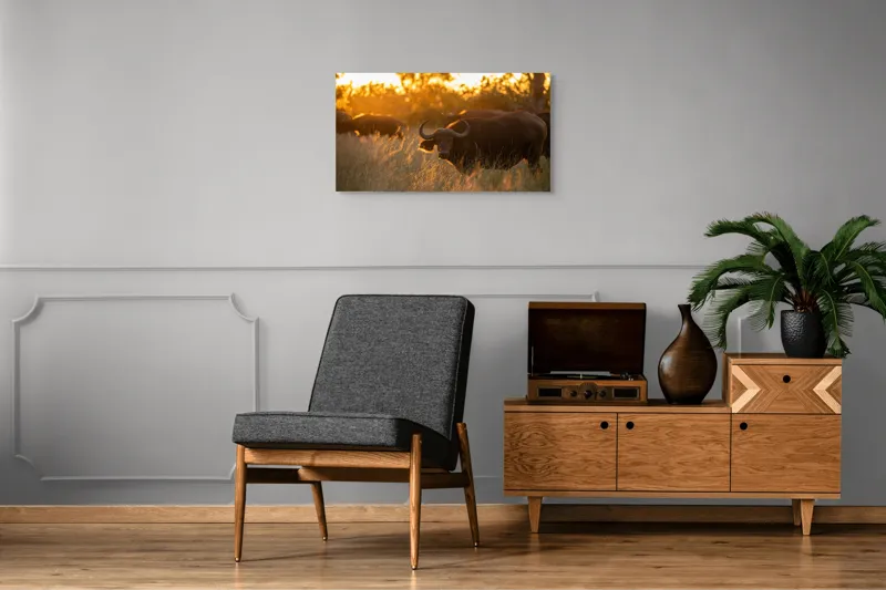 Tablou Canvas, "Aventura bivolilor la apus de soare", Buffalo, Apus, Savana, Iarbă, Siluetă, Serenitate, Natură, Seară, Lumină, Peisaj, 90 x 50 cm – poza 6