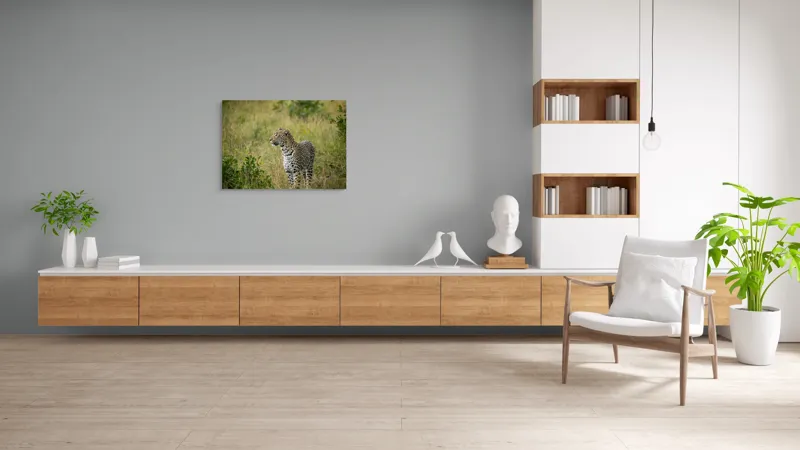Tablou Canvas, "Leopardul în plimbare prin savană", Leopard, Iarbă, Vegetație, Pândă, Animal, Sălbăticie, Camuflaj, Prădător, Africa, Faună., 100 x 70 cm – poza 6
