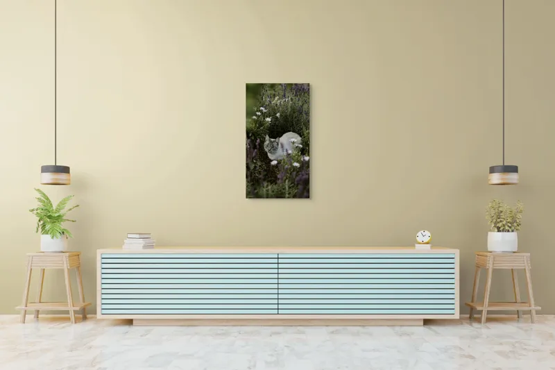 Tablou Canvas, "Pisica odihnindu-se printre lavande.", Pisică, Lavandă, Flori, Grădină, Relaxare, Natură, Ochii, Blană, Verdeață, Mister., 50 x 90 cm – poza 6