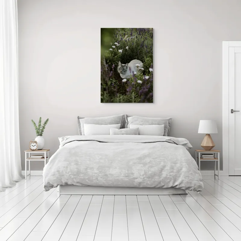 Tablou Canvas, "Pisica odihnindu-se printre lavande.", Pisică, Lavandă, Flori, Grădină, Relaxare, Natură, Ochii, Blană, Verdeață, Mister., 70 x 100 cm – poza 3