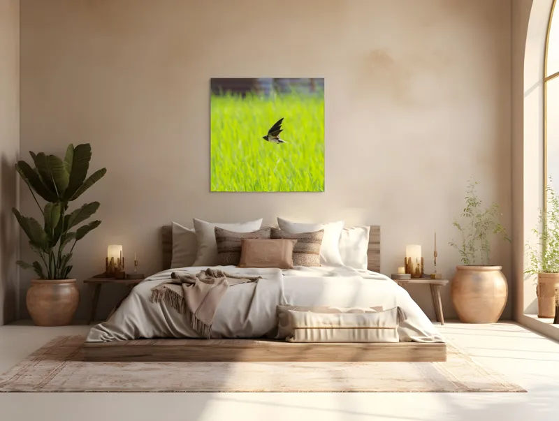 Tablou Canvas, "Rândunica survolând câmpul verde intens", Pasăre, Zbor, Câmp, Verde, Viteză, Natură, Libertate, Aripi, 100 x 100 cm – poza 4