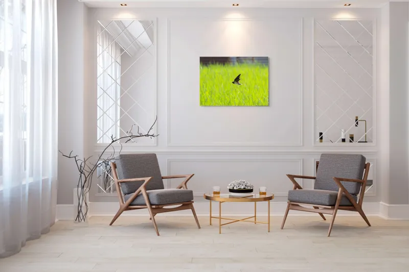 Tablou Canvas, "Rândunica survolând câmpul verde intens", Pasăre, Zbor, Câmp, Verde, Viteză, Natură, Libertate, Aripi, 100 x 70 cm – poza 5