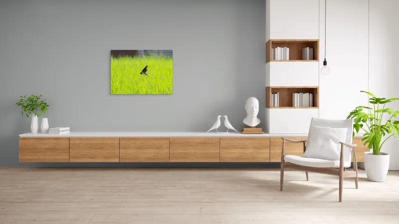 Tablou Canvas, "Rândunica survolând câmpul verde intens", Pasăre, Zbor, Câmp, Verde, Viteză, Natură, Libertate, Aripi, 100 x 70 cm – poza 6