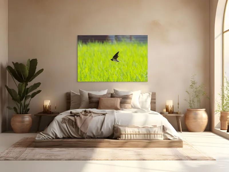 Tablou Canvas, "Rândunica survolând câmpul verde intens", Pasăre, Zbor, Câmp, Verde, Viteză, Natură, Libertate, Aripi, 150 x 100 cm – poza 4