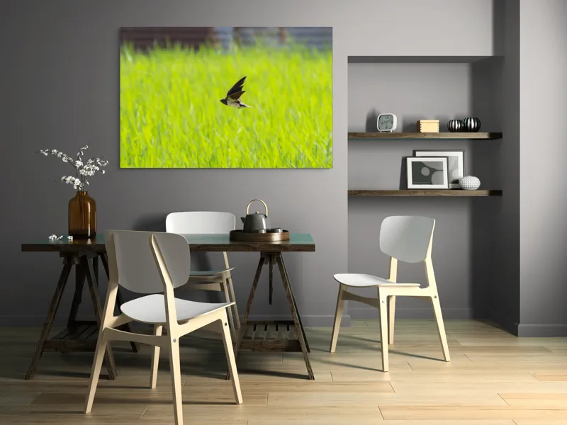 Tablou Canvas, "Rândunica survolând câmpul verde intens", Pasăre, Zbor, Câmp, Verde, Viteză, Natură, Libertate, Aripi, 150 x 100 cm – poza 5