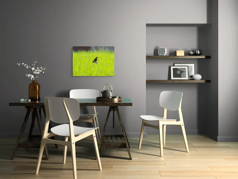 Tablou Canvas, "Rândunica survolând câmpul verde intens", Pasăre, Zbor, Câmp, Verde, Viteză, Natură, Libertate, Aripi, 70 x 50 cm – poza 5