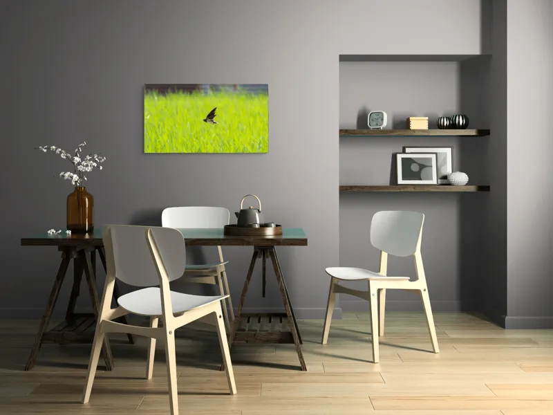Tablou Canvas, "Rândunica survolând câmpul verde intens", Pasăre, Zbor, Câmp, Verde, Viteză, Natură, Libertate, Aripi, 90 x 50 cm – poza 3