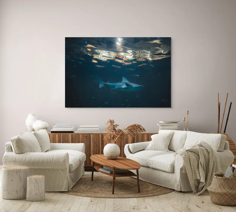 Tablou Canvas, "Rechin singuratic în adâncurile oceanului", Mister, Grație, Lumină, Adâncime, Reflexii, Serenitate, Prădător, Ocean, Albastru, Contemplare, 150 x 100 cm – poza 3