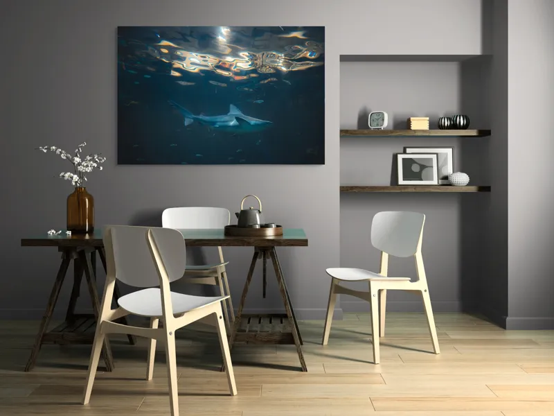 Tablou Canvas, "Rechin singuratic în adâncurile oceanului", Mister, Grație, Lumină, Adâncime, Reflexii, Serenitate, Prădător, Ocean, Albastru, Contemplare, 150 x 100 cm – poza 5