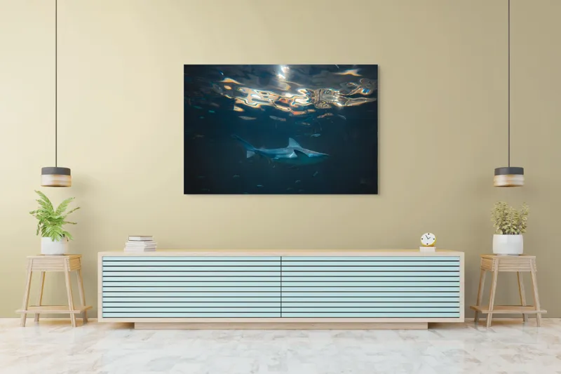 Tablou Canvas, "Rechin singuratic în adâncurile oceanului", Mister, Grație, Lumină, Adâncime, Reflexii, Serenitate, Prădător, Ocean, Albastru, Contemplare, 150 x 100 cm – poza 6