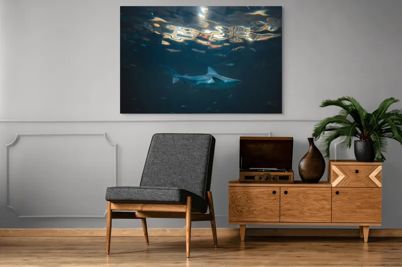 Tablou Canvas, "Rechin singuratic în adâncurile oceanului", Mister, Grație, Lumină, Adâncime, Reflexii, Serenitate, Prădător, Ocean, Albastru, Contemplare, 150 x 100 cm – poza 8
