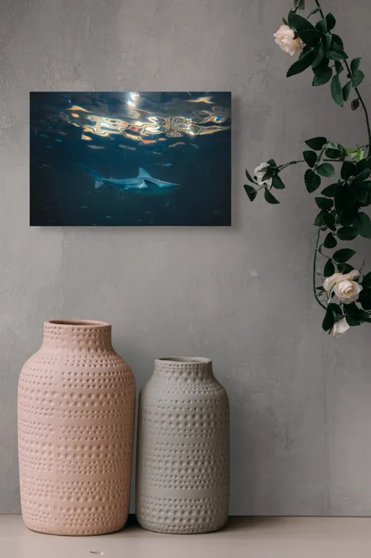 Tablou Canvas, "Rechin singuratic în adâncurile oceanului", Mister, Grație, Lumină, Adâncime, Reflexii, Serenitate, Prădător, Ocean, Albastru, Contemplare, 39 x 26 cm – poza 4