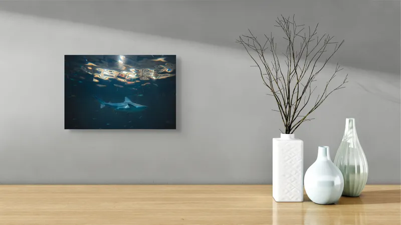 Tablou Canvas, "Rechin singuratic în adâncurile oceanului", Mister, Grație, Lumină, Adâncime, Reflexii, Serenitate, Prădător, Ocean, Albastru, Contemplare, 39 x 26 cm – poza 8
