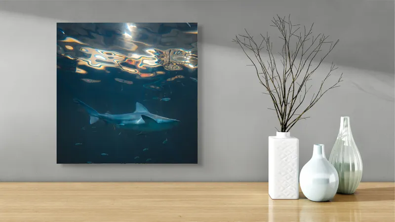 Tablou Canvas, "Rechin singuratic în adâncurile oceanului", Mister, Grație, Lumină, Adâncime, Reflexii, Serenitate, Prădător, Ocean, Albastru, Contemplare, 50 x 50 cm – poza 3
