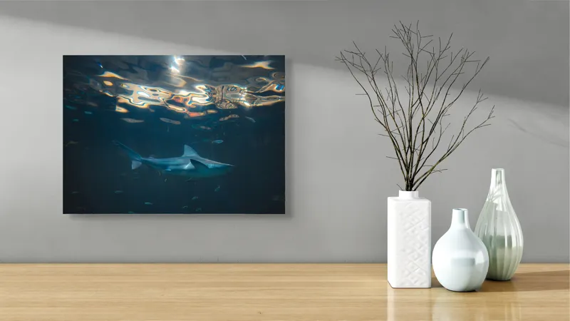 Tablou Canvas, "Rechin singuratic în adâncurile oceanului", Mister, Grație, Lumină, Adâncime, Reflexii, Serenitate, Prădător, Ocean, Albastru, Contemplare, 54 x 39 cm – poza 3