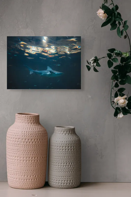 Tablou Canvas, "Rechin singuratic în adâncurile oceanului", Mister, Grație, Lumină, Adâncime, Reflexii, Serenitate, Prădător, Ocean, Albastru, Contemplare, 54 x 39 cm – poza 8