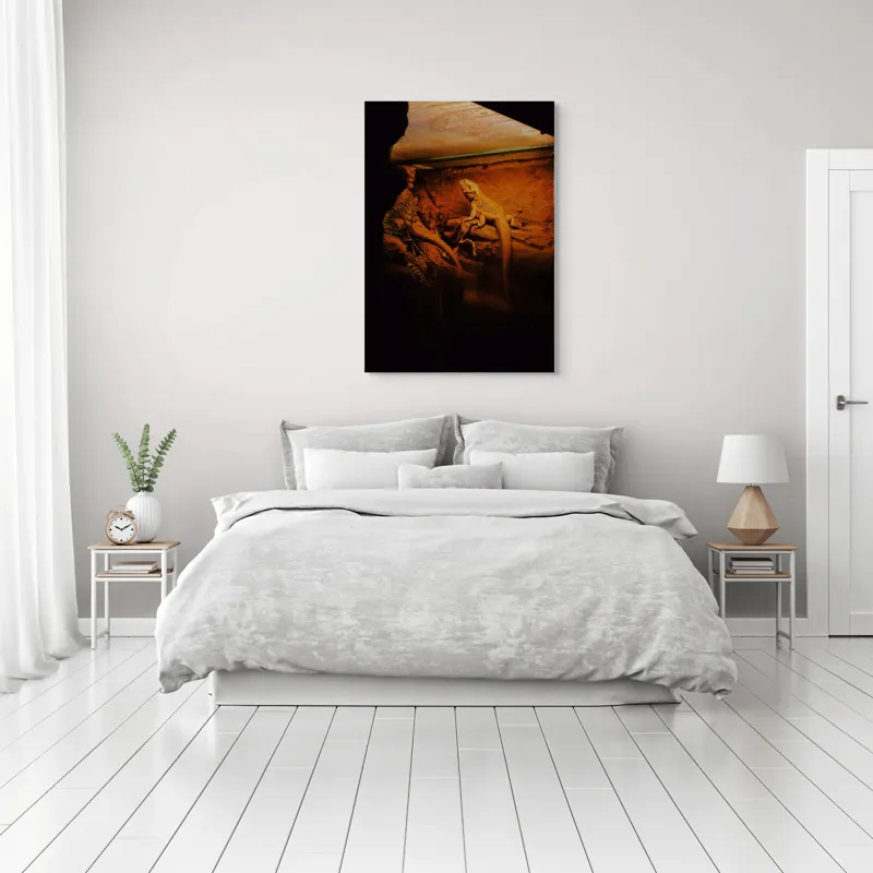 Tablou Canvas, "Dragonul somnoros în peștera roșie", Lumină, Reptilă, Stâncă, Textură, Frunză, Umbre, Mediu, Natural, Interacțiune, Habitat, 70 x 100 cm – poza 3