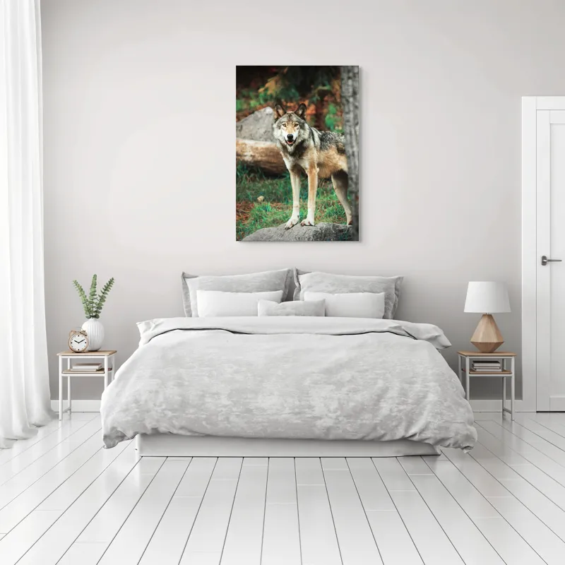 Tablou Canvas, "Lupul privește din pădurea deasă", Lup, Pădure, Stâncă, Blană, Vegetație, Privire, Sălbatic, Natură, 70 x 100 cm – poza 3