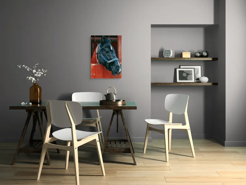 Tablou Canvas, "Calul nobil privește zarea liniștit", Cal, Zgarda, Negru, Lemn, Adăpost, Privire, Blândă, Ham, Dungă, Albă., 50 x 70 cm – poza 5