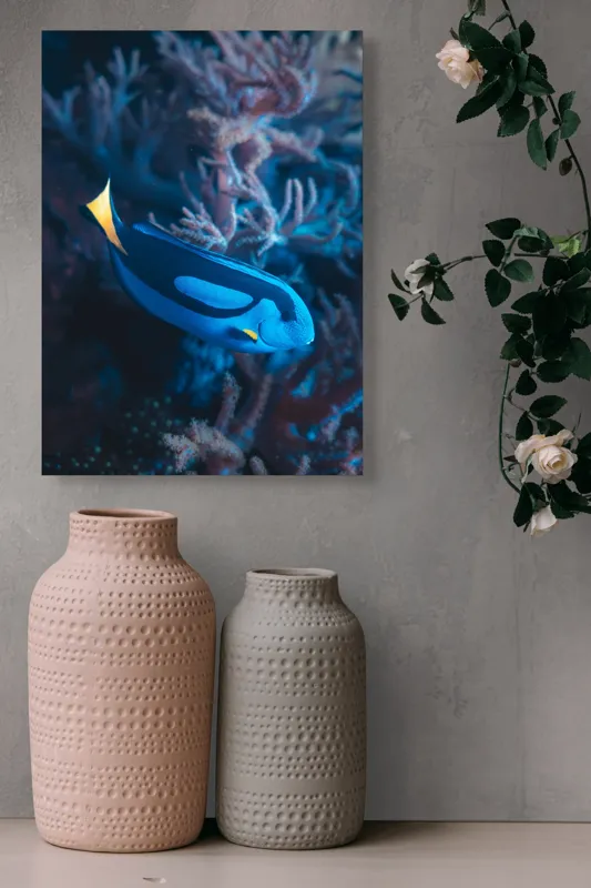 Tablou Canvas, "Peștișor azuriu în adâncurile oceanului", Albastru, Vibrant, Coral, Acvatic, Înotător, Oceanic, Exotism, Grație, Eleganță, Natură, 39 x 54 cm – poza 6