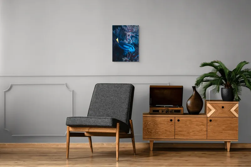 Tablou Canvas, "Peștișor azuriu în adâncurile oceanului", Albastru, Vibrant, Coral, Acvatic, Înotător, Oceanic, Exotism, Grație, Eleganță, Natură, 39 x 54 cm – poza 8