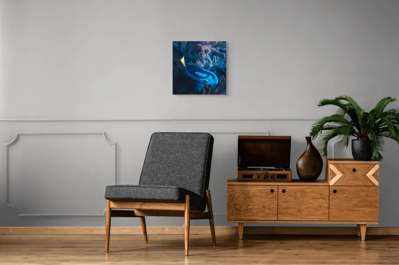 Tablou Canvas, "Peștișor azuriu în adâncurile oceanului", Albastru, Vibrant, Coral, Acvatic, Înotător, Oceanic, Exotism, Grație, Eleganță, Natură, 50 x 50 cm – poza 6