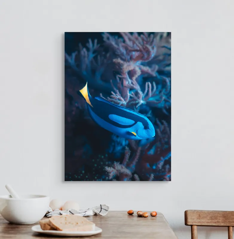 Tablou Canvas, "Peștișor azuriu în adâncurile oceanului", Albastru, Vibrant, Coral, Acvatic, Înotător, Oceanic, Exotism, Grație, Eleganță, Natură, 50 x 70 cm – poza 3