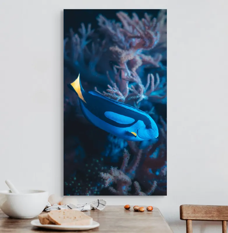 Tablou Canvas, "Peștișor azuriu în adâncurile oceanului", Albastru, Vibrant, Coral, Acvatic, Înotător, Oceanic, Exotism, Grație, Eleganță, Natură, 50 x 90 cm – poza 3