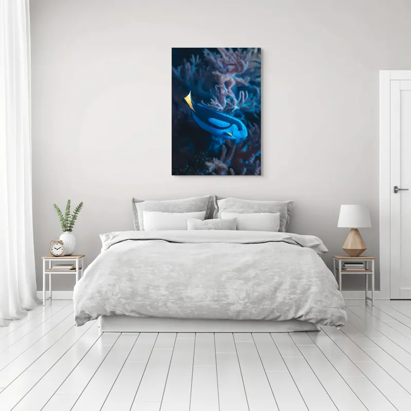 Tablou Canvas, "Peștișor azuriu în adâncurile oceanului", Albastru, Vibrant, Coral, Acvatic, Înotător, Oceanic, Exotism, Grație, Eleganță, Natură, 70 x 100 cm – poza 3