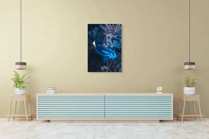 Tablou Canvas, "Peștișor azuriu în adâncurile oceanului", Albastru, Vibrant, Coral, Acvatic, Înotător, Oceanic, Exotism, Grație, Eleganță, Natură, 70 x 100 cm – poza 5