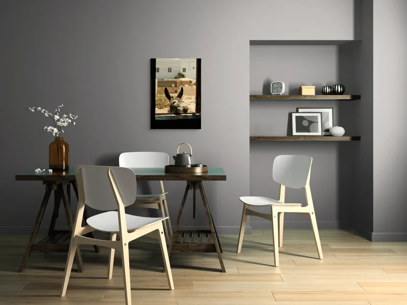 Tablou Canvas, "Măgar curios la fereastră deschisă", Urechi, Fereastră, Măgar, Clădiri, Cer, Curiozitate, Soare, 50 x 70 cm – poza 5