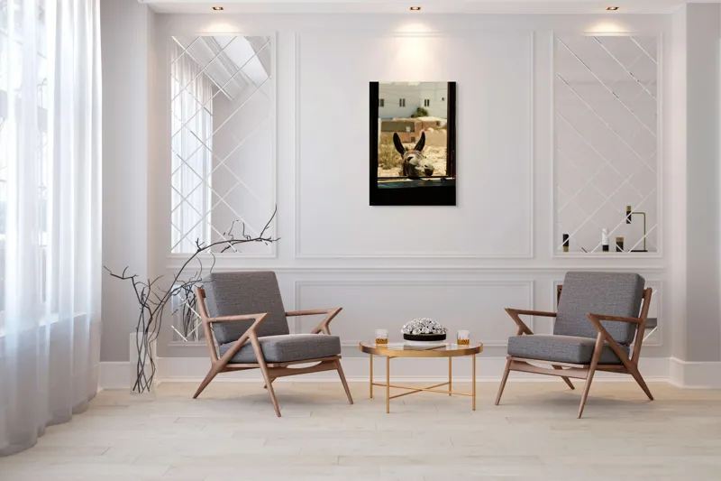 Tablou Canvas, "Măgar curios la fereastră deschisă", Urechi, Fereastră, Măgar, Clădiri, Cer, Curiozitate, Soare, 70 x 100 cm – poza 8