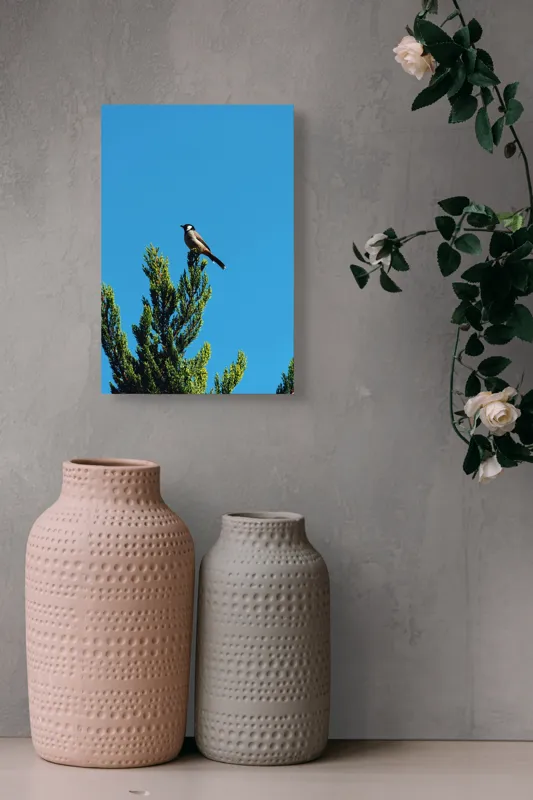 Tablou Canvas, "Pasărea pe ramură sub cer senin", Pasăre, Ramură, Albastru, Cer, Natură, Verde, Frunziș, Calm, Solitudine, Liniște, 26 x 39 cm – poza 6