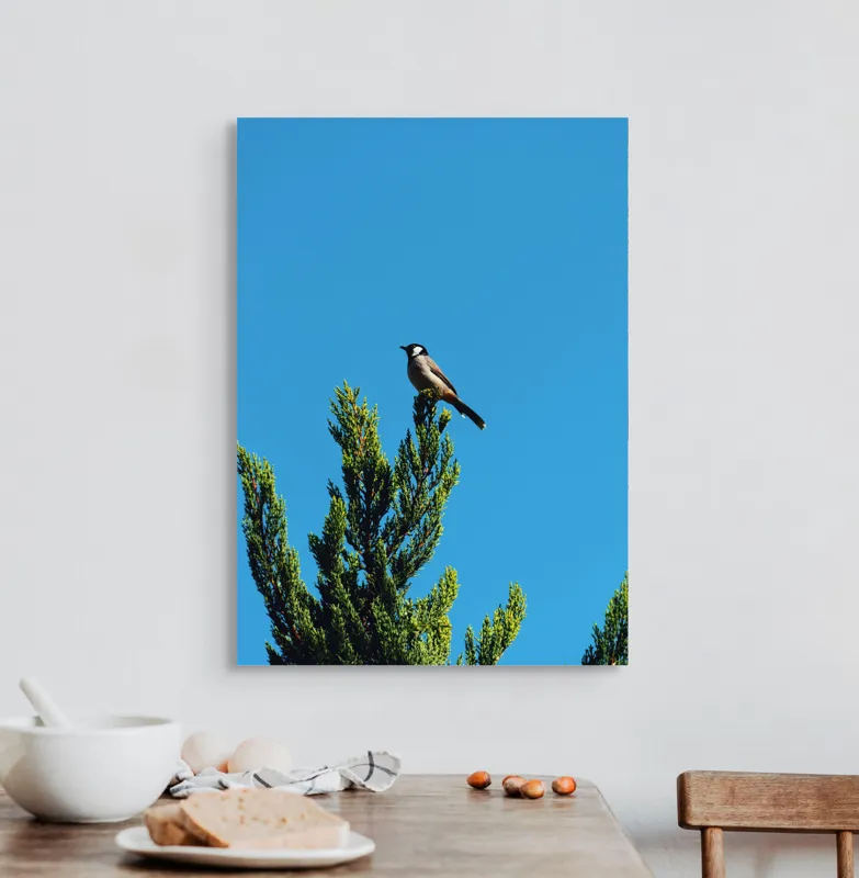 Tablou Canvas, "Pasărea pe ramură sub cer senin", Pasăre, Ramură, Albastru, Cer, Natură, Verde, Frunziș, Calm, Solitudine, Liniște, 50 x 70 cm – poza 3
