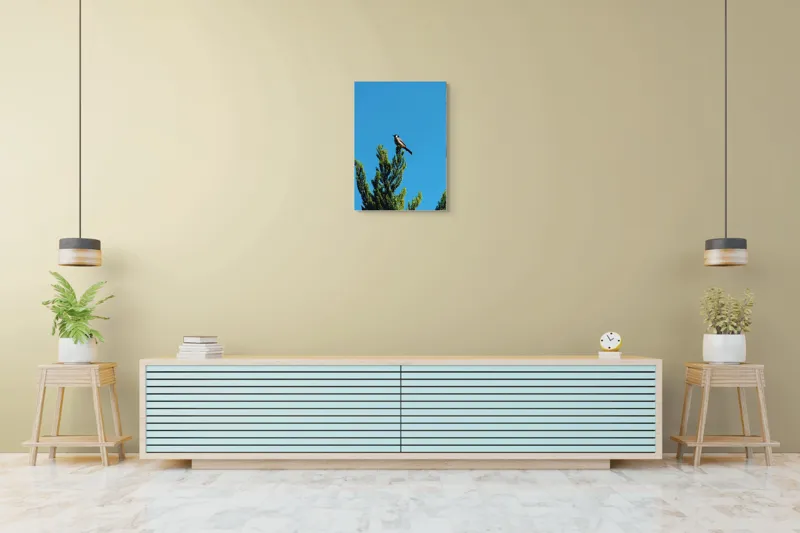 Tablou Canvas, "Pasărea pe ramură sub cer senin", Pasăre, Ramură, Albastru, Cer, Natură, Verde, Frunziș, Calm, Solitudine, Liniște, 50 x 70 cm – poza 6