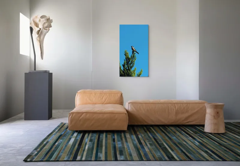Tablou Canvas, "Pasărea pe ramură sub cer senin", Pasăre, Ramură, Albastru, Cer, Natură, Verde, Frunziș, Calm, Solitudine, Liniște, 50 x 90 cm – poza 5