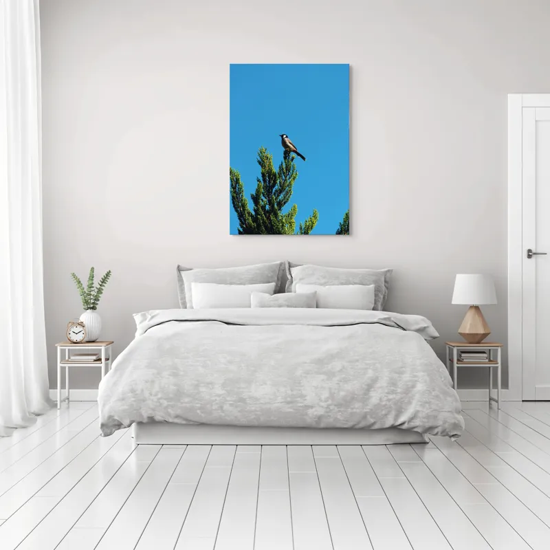 Tablou Canvas, "Pasărea pe ramură sub cer senin", Pasăre, Ramură, Albastru, Cer, Natură, Verde, Frunziș, Calm, Solitudine, Liniște, 70 x 100 cm – poza 3